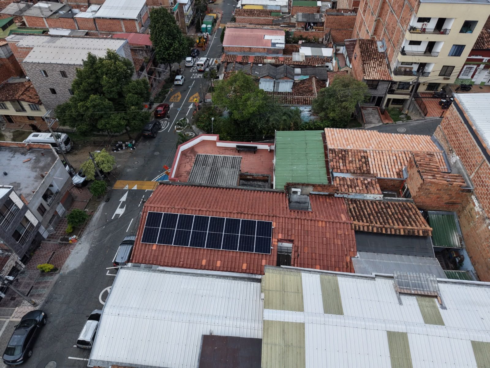Sistema solar instalado sobre techo de teja en Medellín